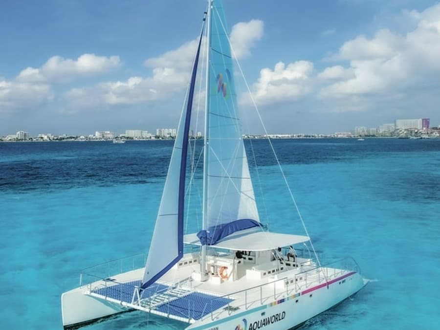 Isla Mujeres: Catamaran Tour