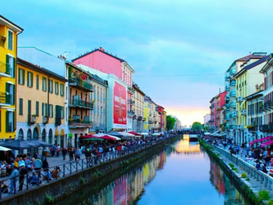 Aperitif by boat on the Navigli