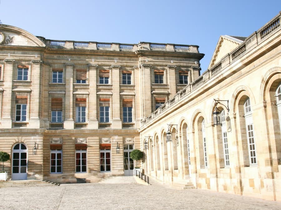Bordeaux: Palais Rohan Guided Tour in French