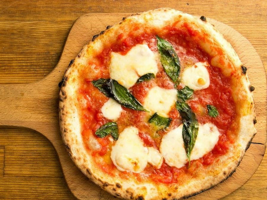 Naples: Pizza Tasting + City Center Walking Tour