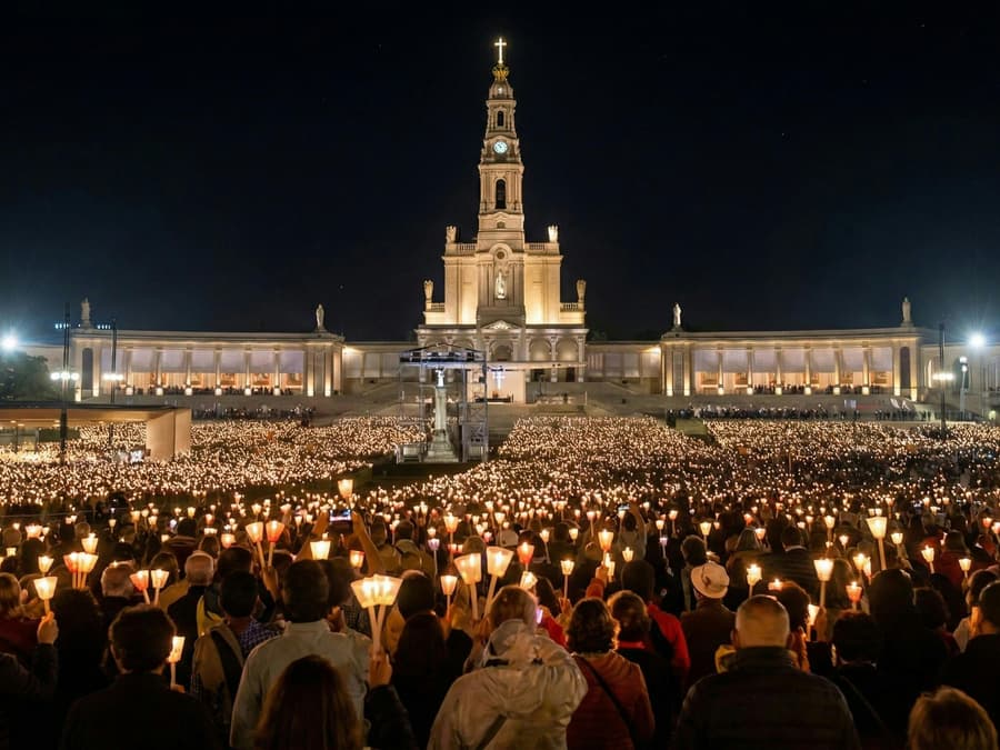 From Lisbon: Fatima Night Pilgrimage Tour with Candlelight Procession