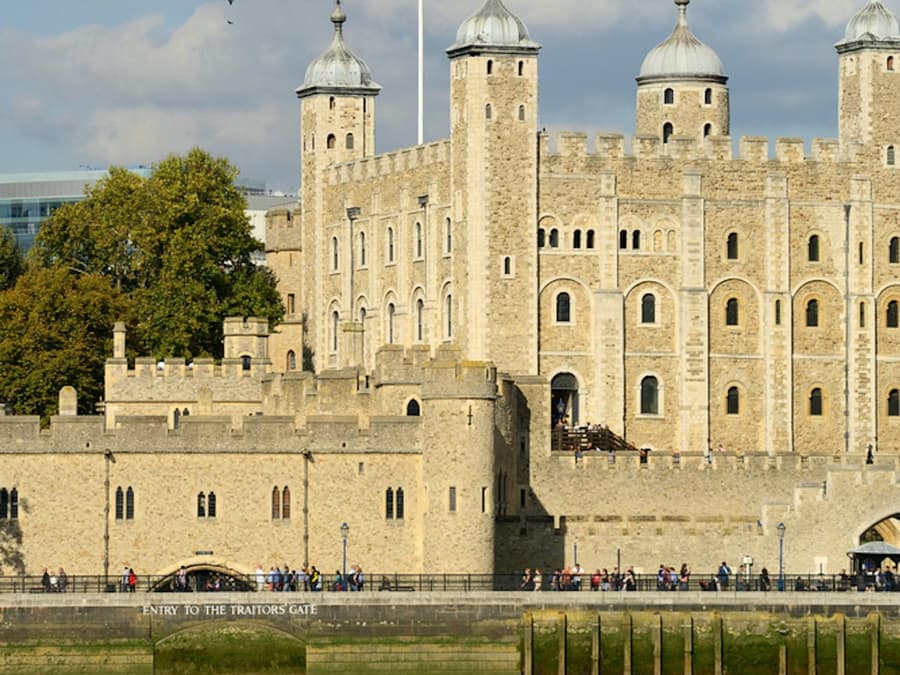 Tower of London: Early Guided Tour + Crown Jewels & Opening Ceremony