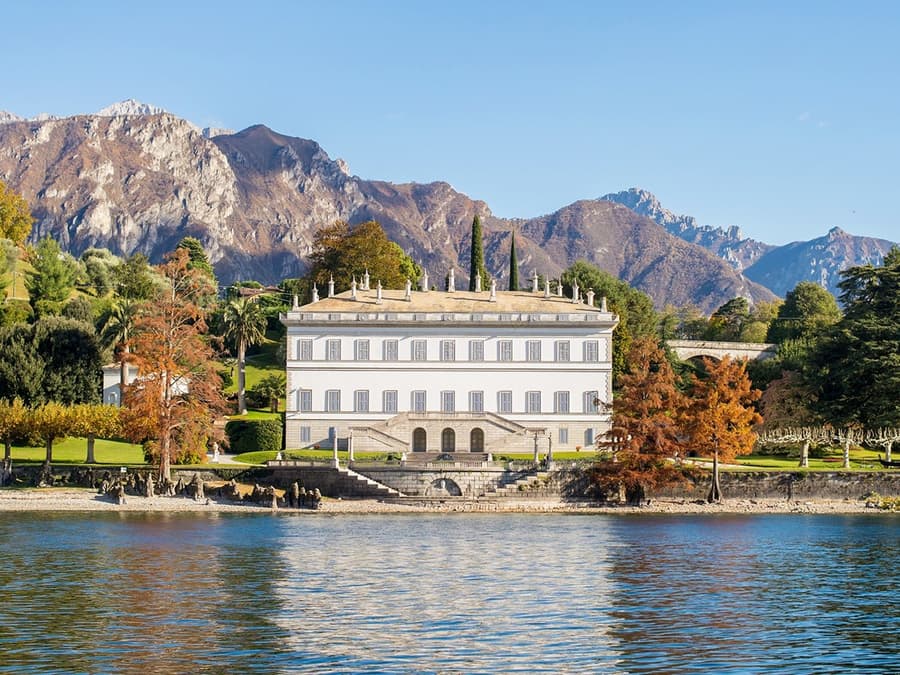 Dari Milan: Tur Kapal Pribadi Danau Como dengan St. Moritz menggunakan Kereta Bernina Merah