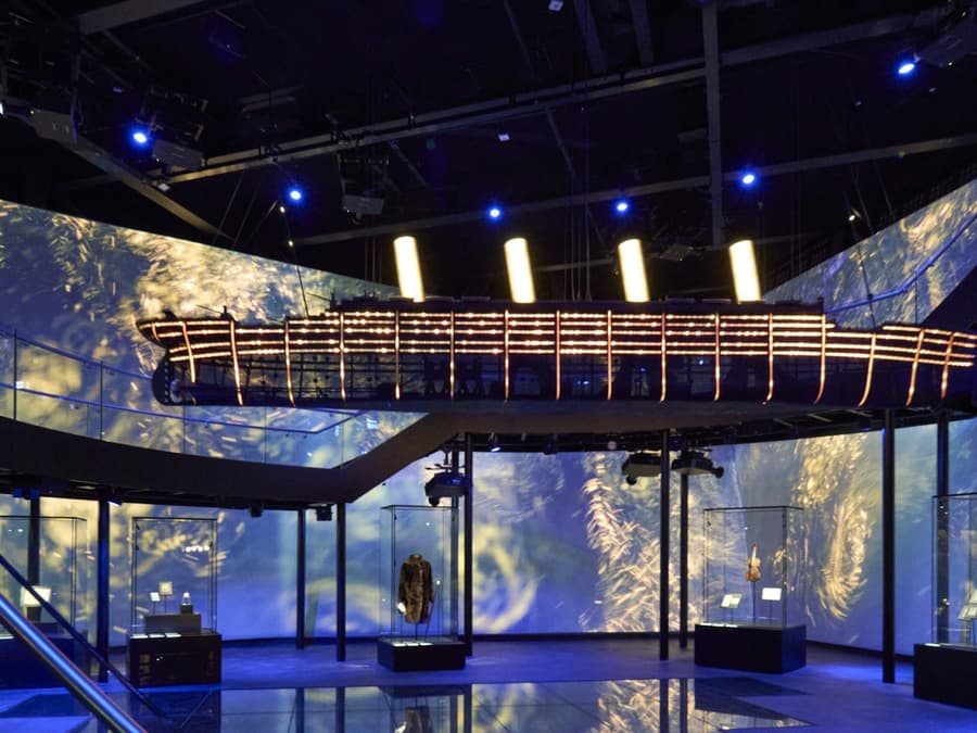 Belfast: Hop-on Hop-off Bus Tour + Titanic Belfast Museum Entry + Train Ticket