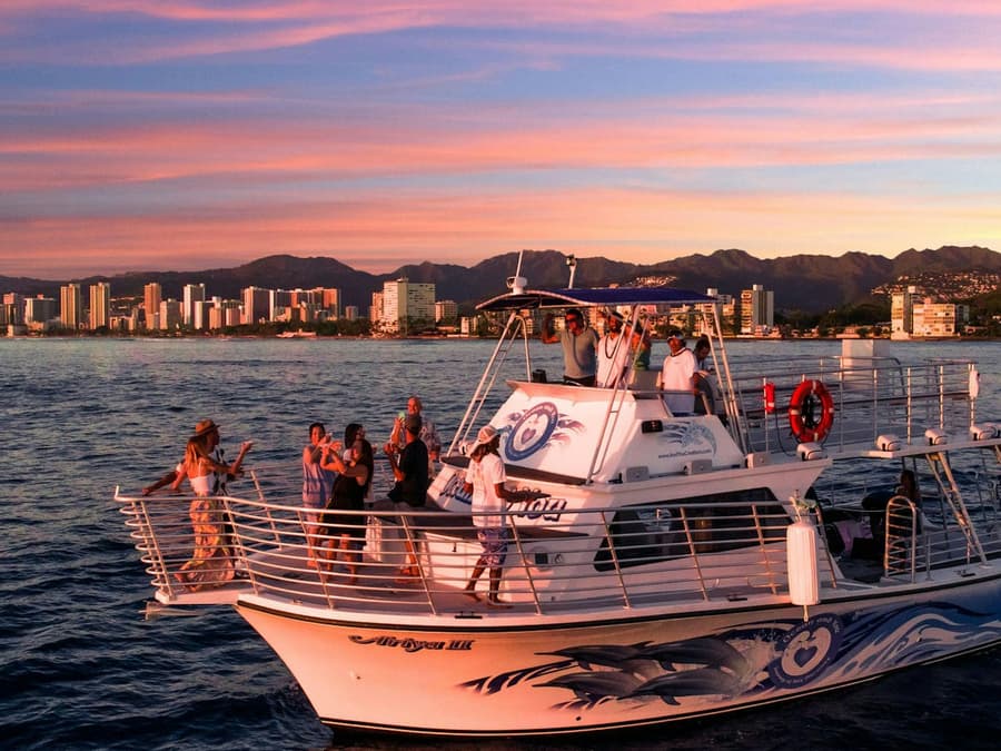Waikiki: Booze Cruise with Live DJ