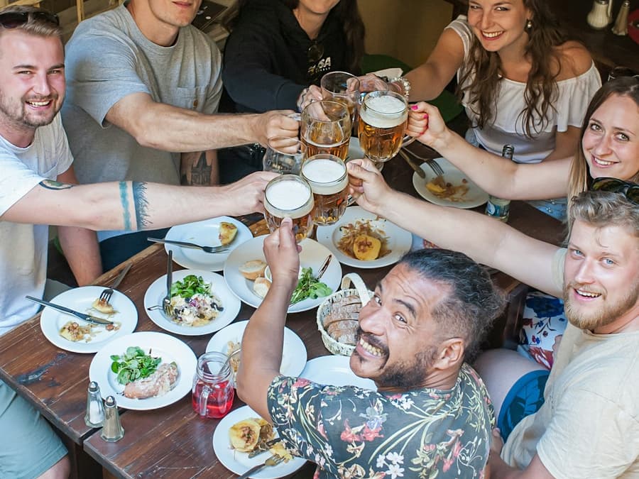 Prague: Old Town Guided Tour with Food & Beer Tasting