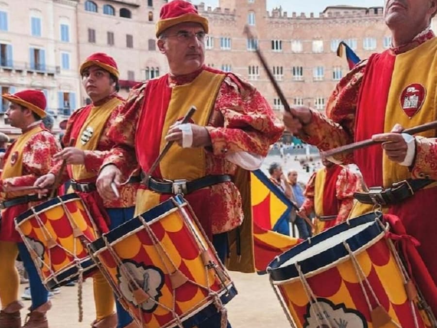 Siena: Guided Walking Tour + Contrada Museum Entry