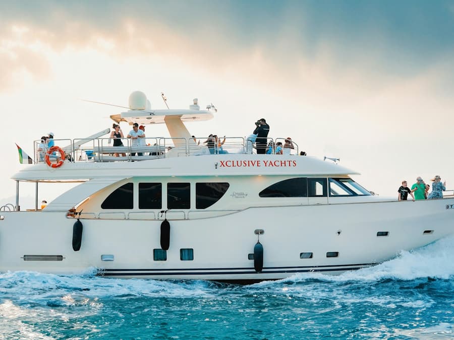 Dubai Marina: Luxury Yacht Tour with Breakfast or BBQ