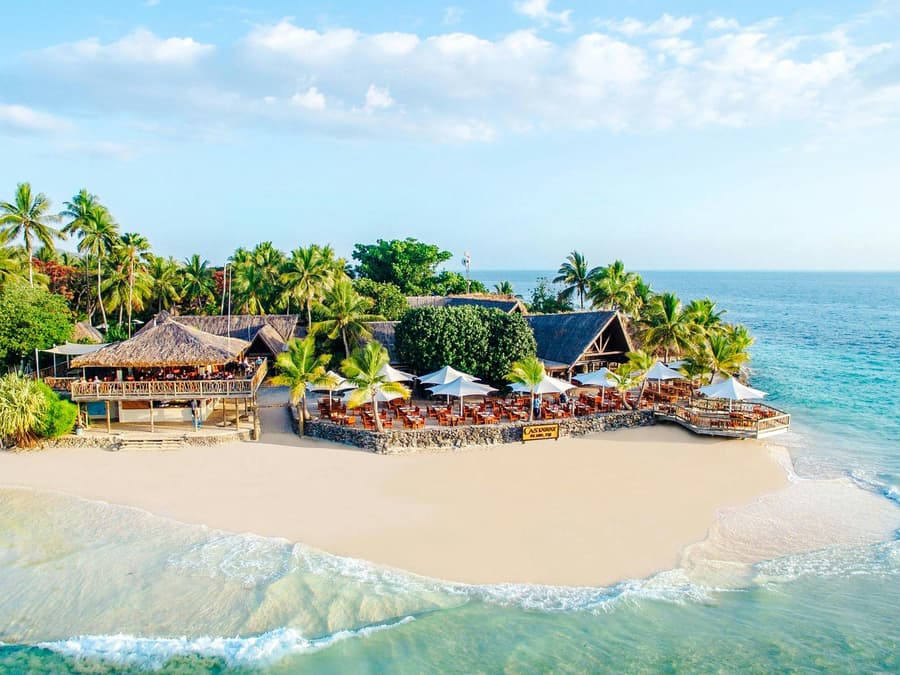 Full-Day Castaway Island Small Group Cruise by High Speed Catamaran including Lunch & Hotel Transfers