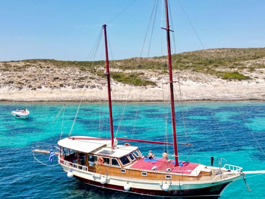 Antiparos, Blue Lagoon & Despotiko: Full-Day Cruise + Lunch + Drinks