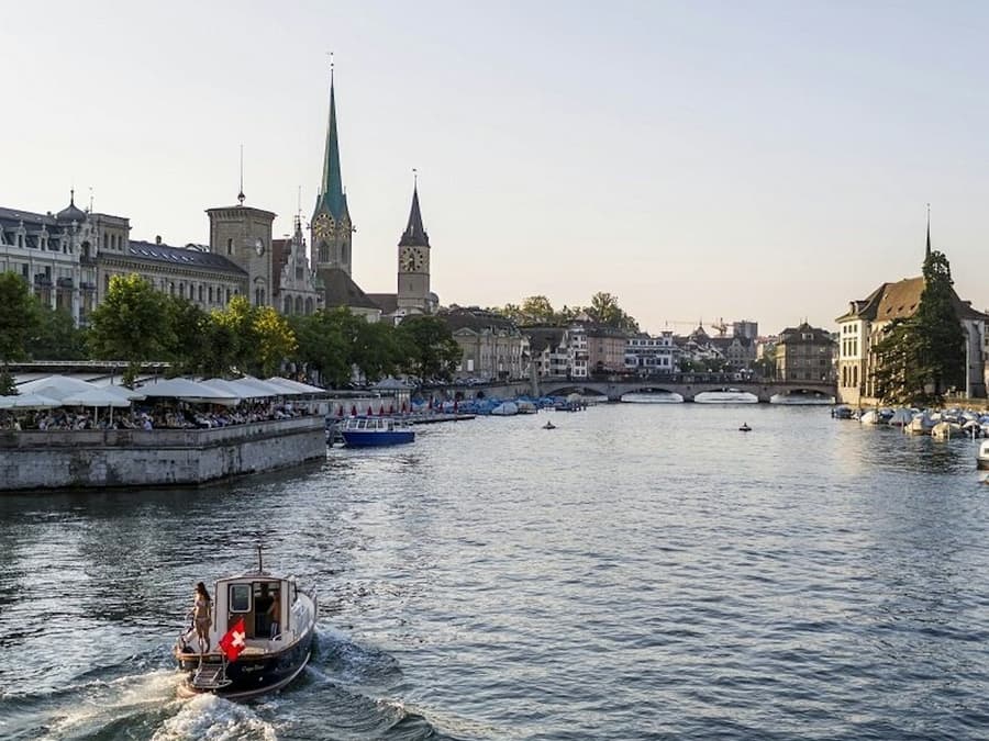 Zurich: Guided Old Town Walking Tour + Lake Cruise + Optional FIFA Museum Entry