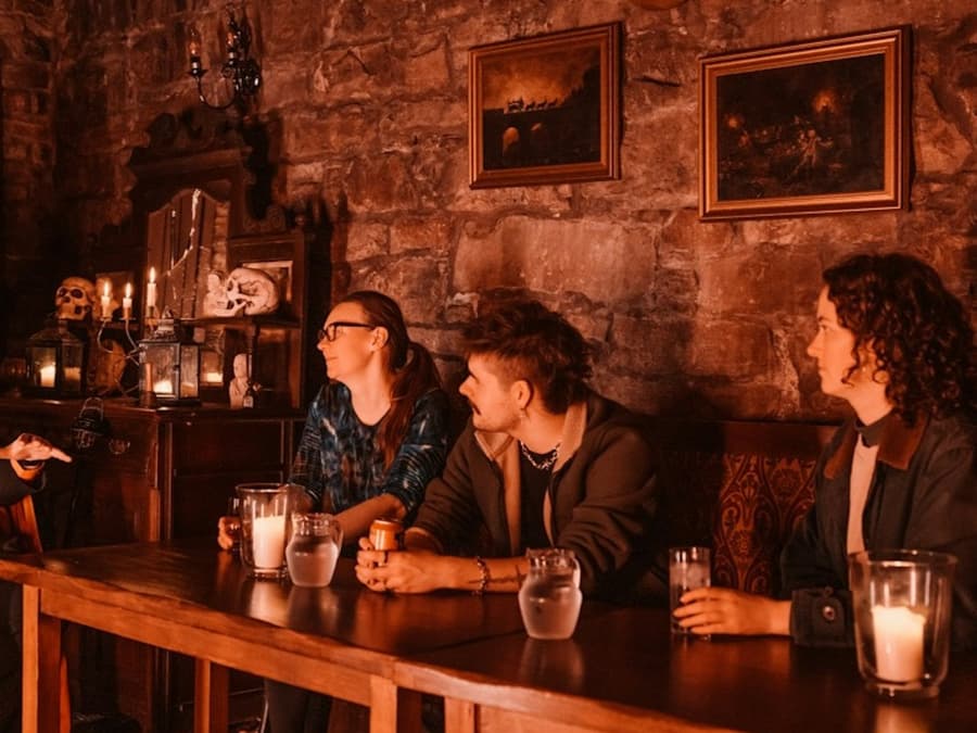 Edinburgh: Evening Ghosts & Ghouls Guided Tour + Drink