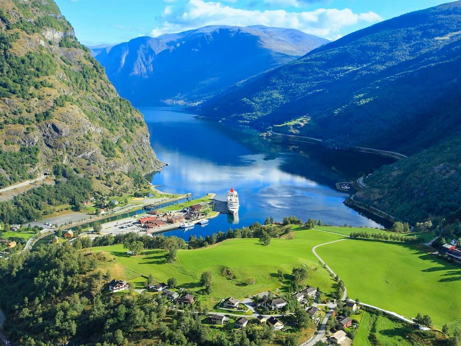 From Bergen: Full-Day Tour of Viking Village, Nærøyfjord Cruise & Flåm Railway