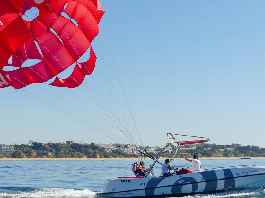 Albufeira: Guided Parasailing Experience