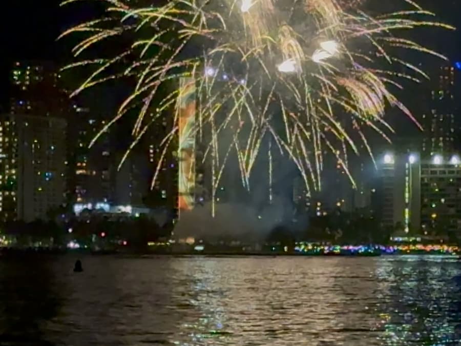 Waikiki: Friday Fireworks Boat Cruise - BYOB