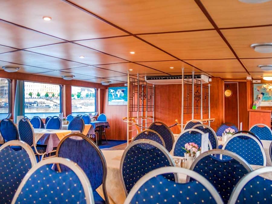 Prague Sightseeing Boat Cruise with Buffet Dinner