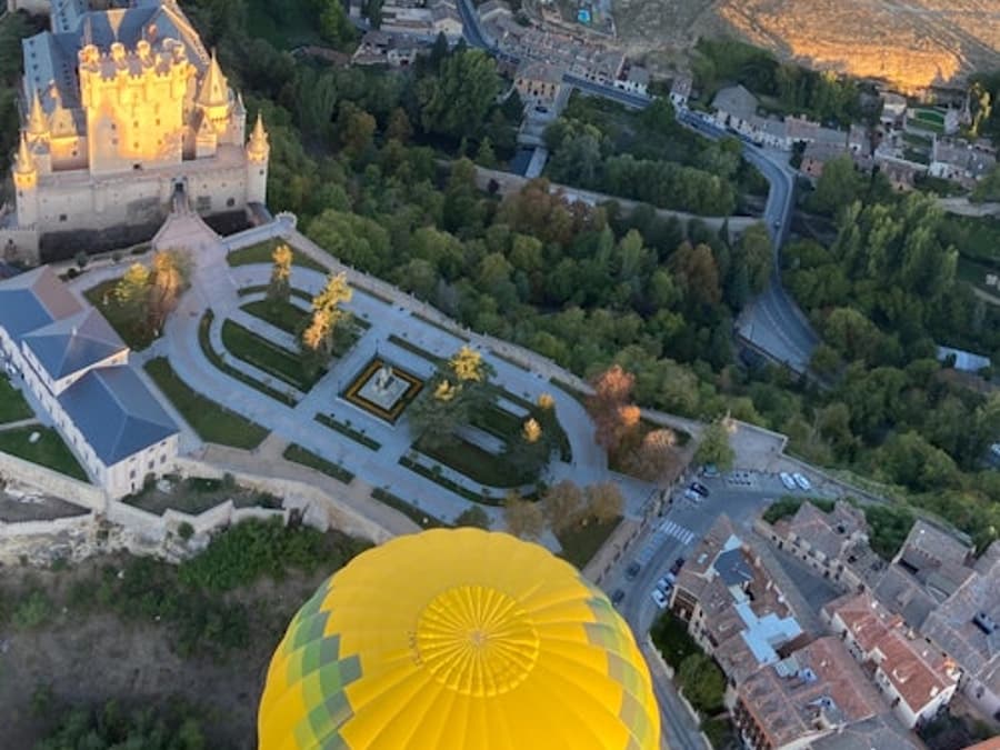 Segovia: Hot Air Balloon Flight with Breakfast and Cava