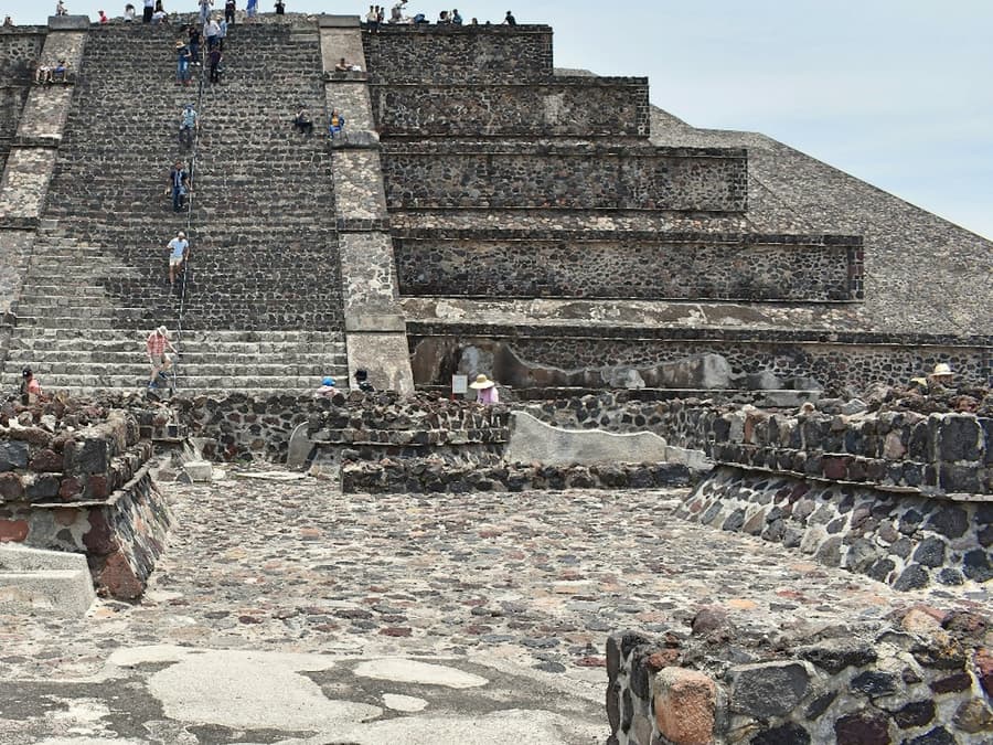 Teotihuacán Pyramids & Shrine of Guadalupe: Day Tour with Lunch