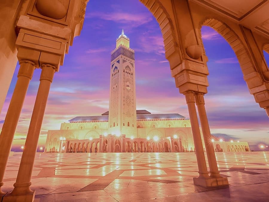 Casablanca City & Hassan II Mosque Night Tour with Traditional Moroccan Dinner