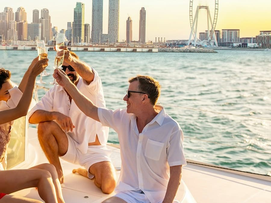 Dubai: 2-Hour Luxury Yacht Tour + Snacks & Drinks