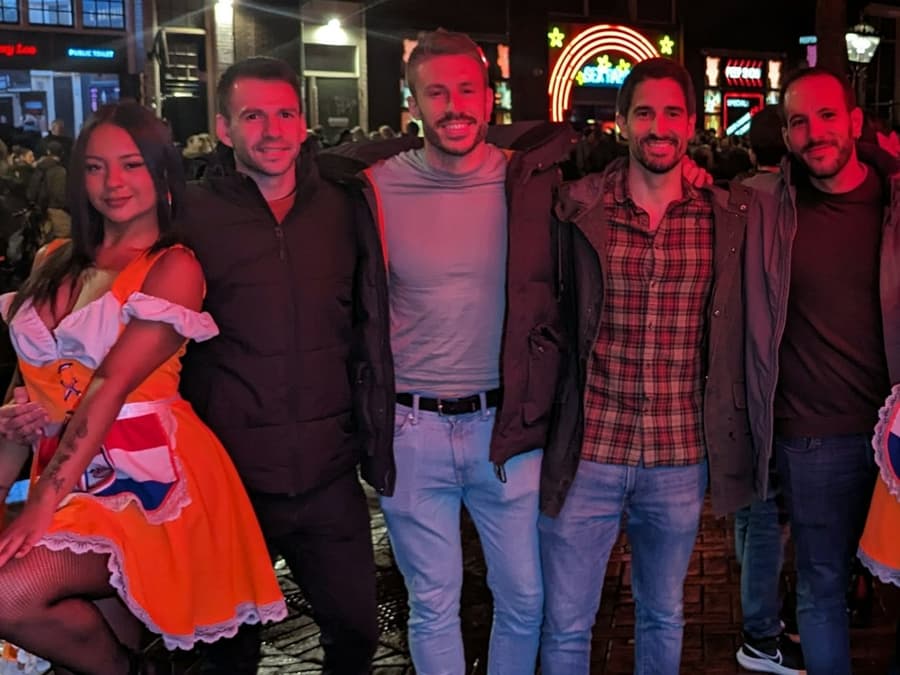 Amsterdam: Pub Crawl Tour with Beer Maid