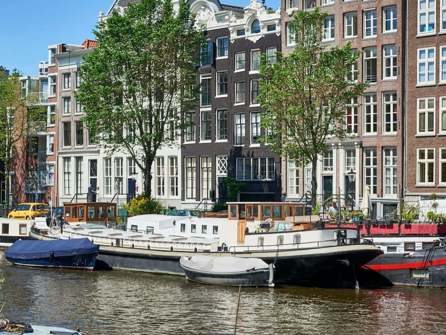 Amsterdam: Semi-Private Wine Cruise