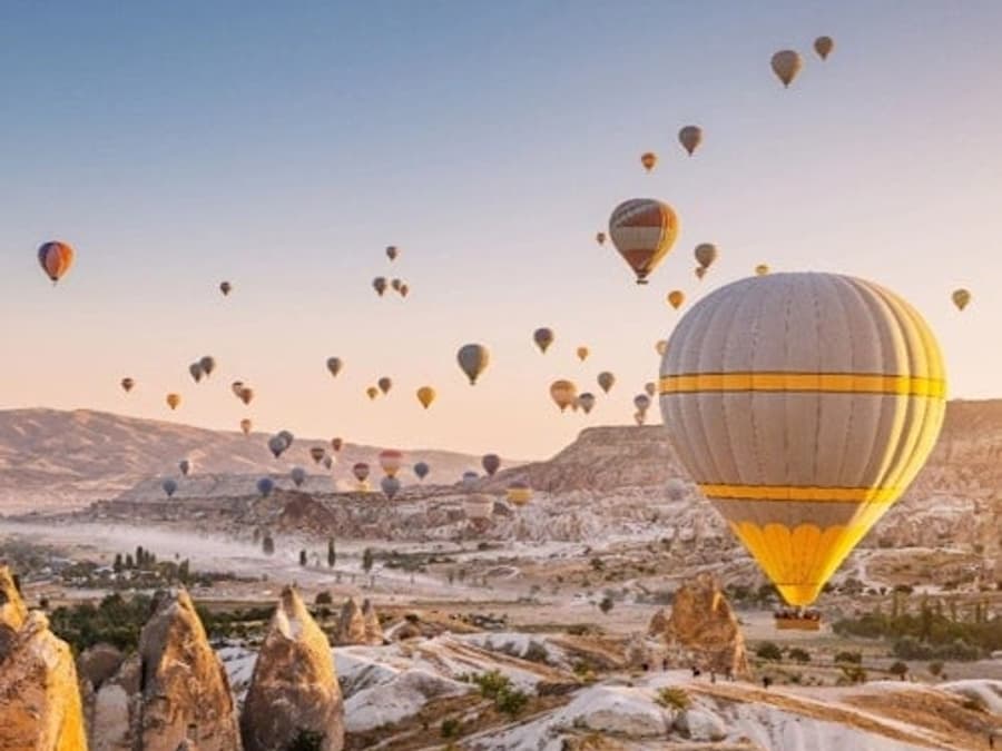 كابادوكيا: رحلة منطاد الهواء الساخن خلال شروق الشمس