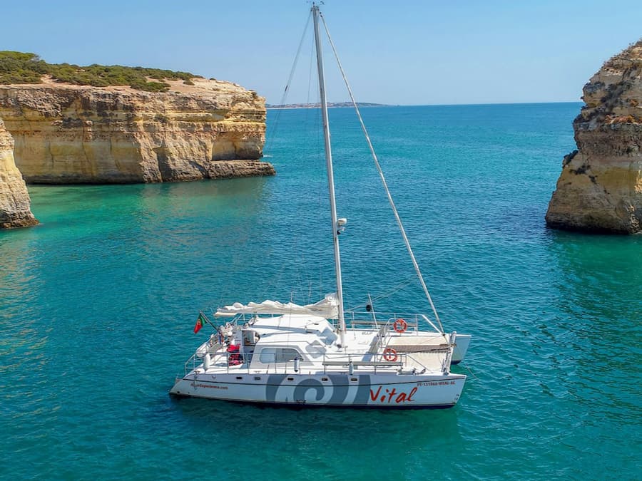 Benagil Caves: Guided Boat Tour from Vilamoura + Brunch + Open Bar