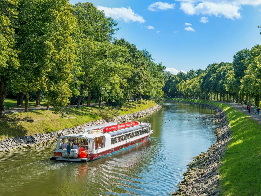 Stockholm: Royal Bridges & Canal Boat Tour with Audio Guide
