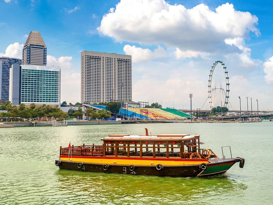Singapore River Cruise + Chilli Crab and Seafood Experience
