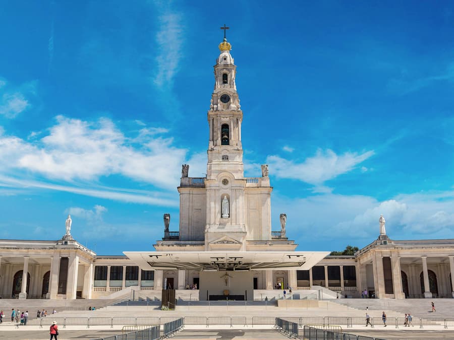 From Lisbon: Fatima, Óbidos, Nazaré & Batalha Day Trip