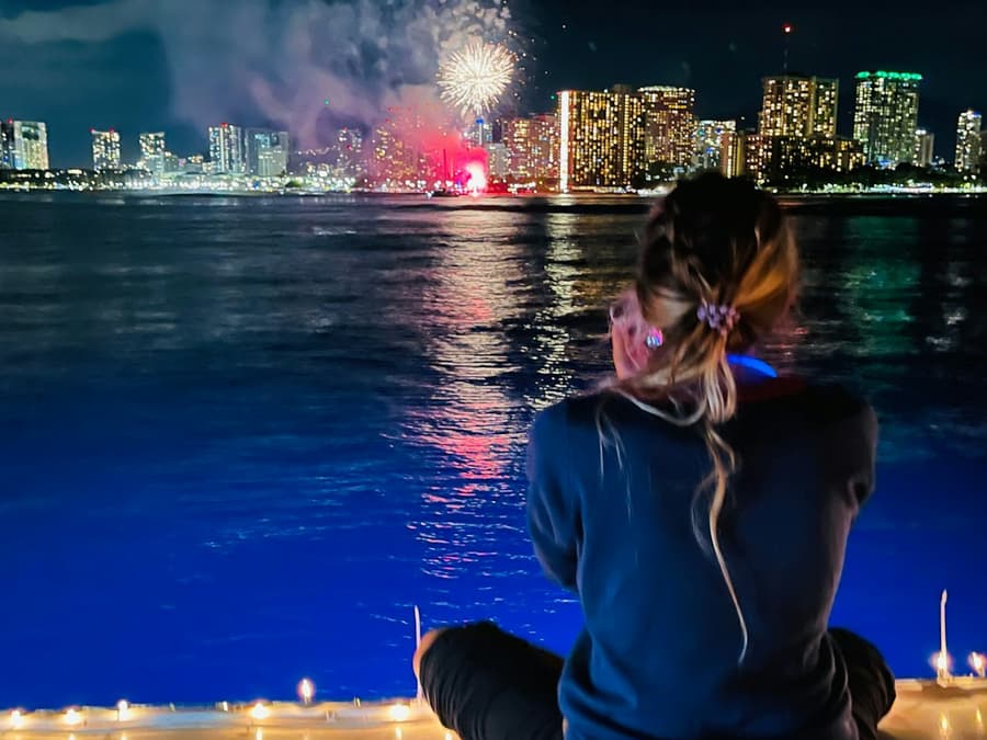 Waikiki: Friday Night Fireworks Boat Cruise