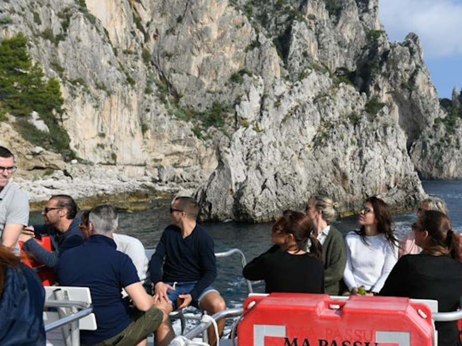 Capri: Passeio de Barco pela Ilha + Ida e Volta de Sorrento