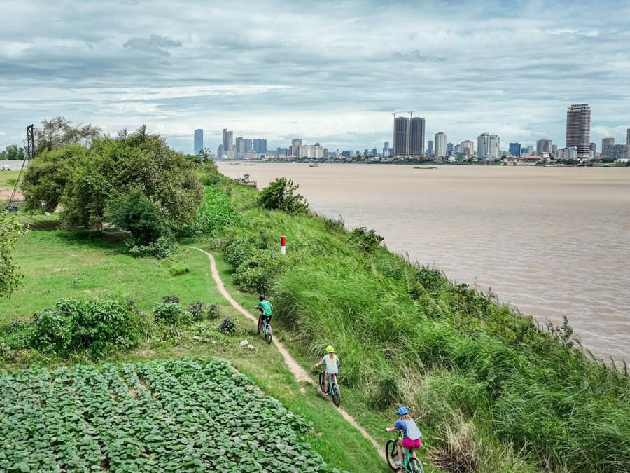 Phnom Penh: Bike and Boat Sunset Guided Tour + Transfers