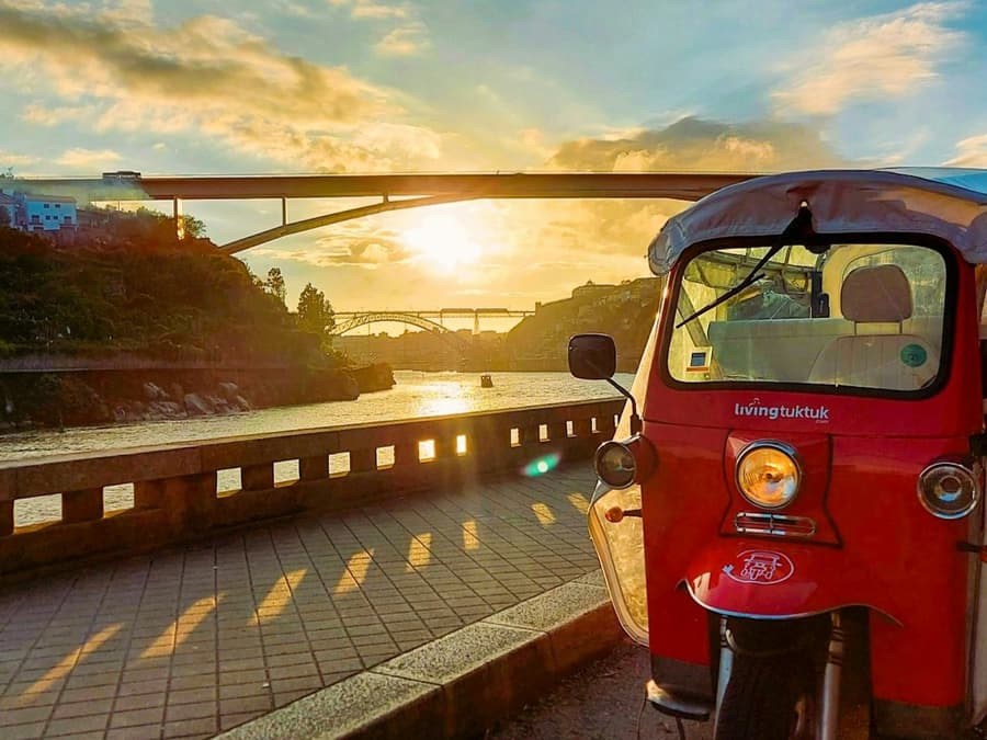 Porto: Guided Sunset Tuk Tuk Tour with Wine