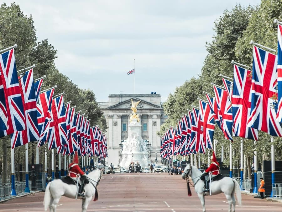 Buckingham Palace: Interior Tour with Royal Walking Tour