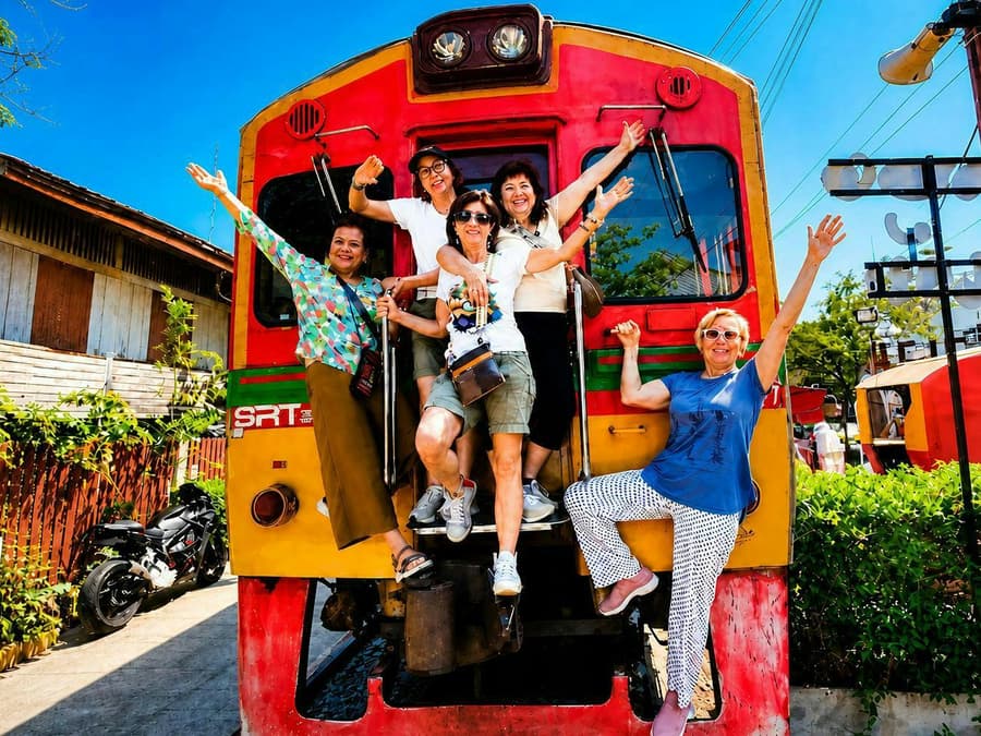 Bangkok: Floating Market, Maeklong Train Market & Dragon Tour