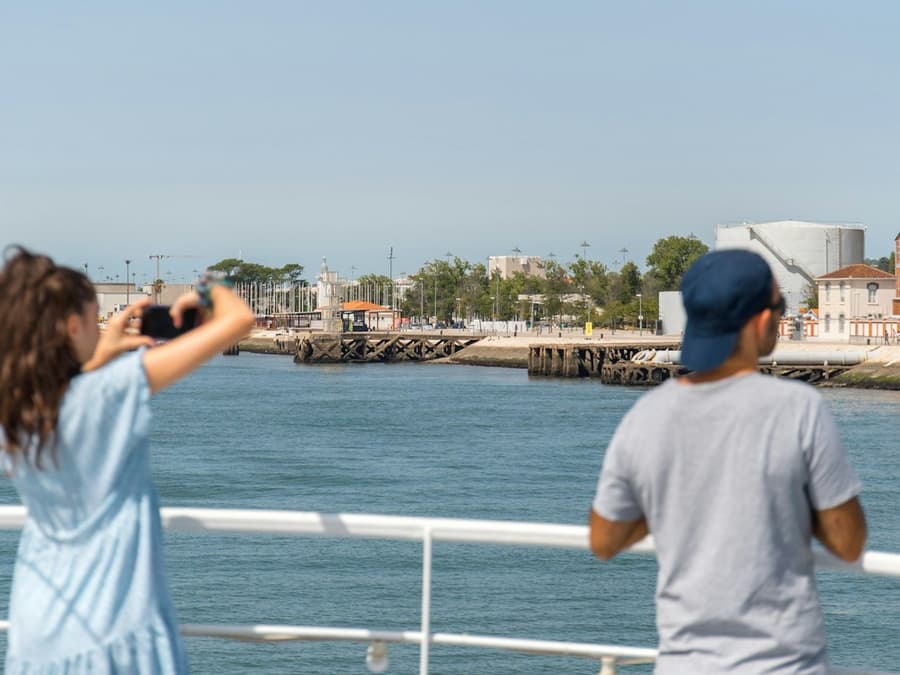 Lisbon: Tagus River Boat Tour + Drink
