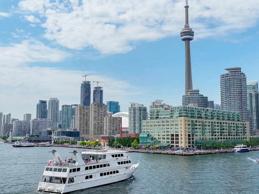Toronto Harbour: Brunch Cruise + Unlimited Drinks