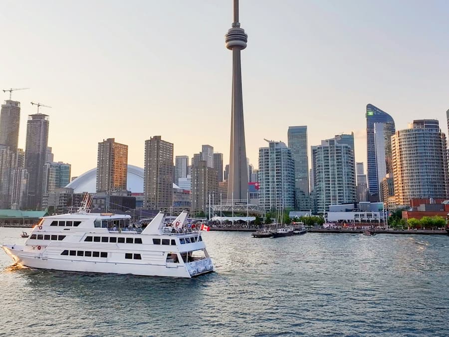 Toronto Harbour: Dinner Cruise + Unlimited Drinks
