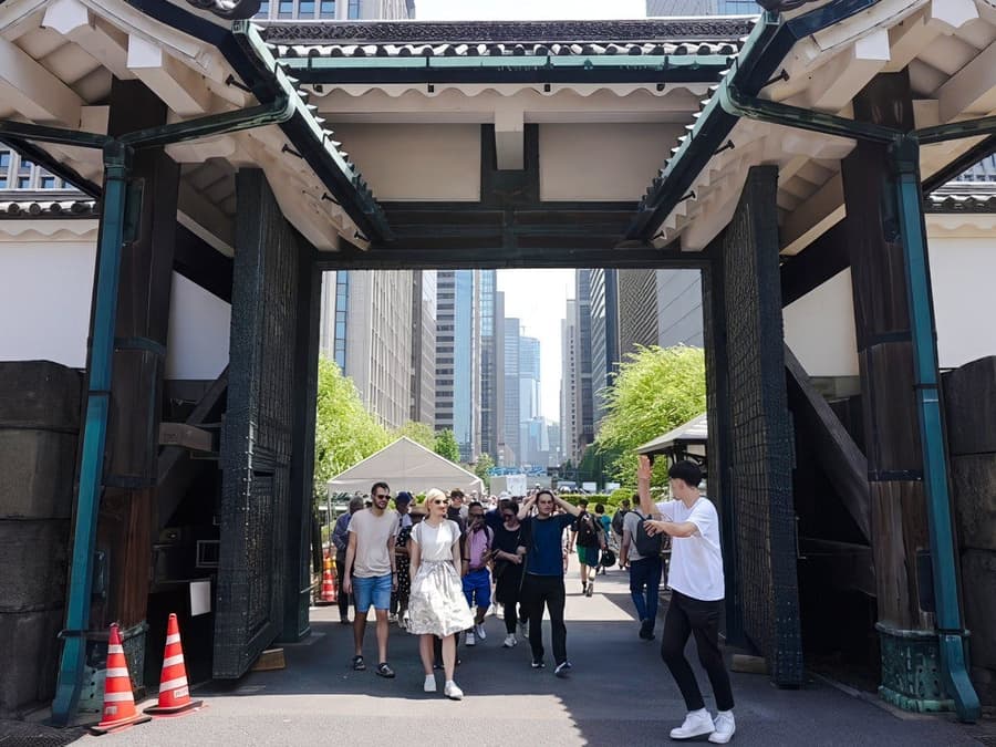 Tokyo: Imperial Palace East Gardens & Edo Castle Guided Walking Tour