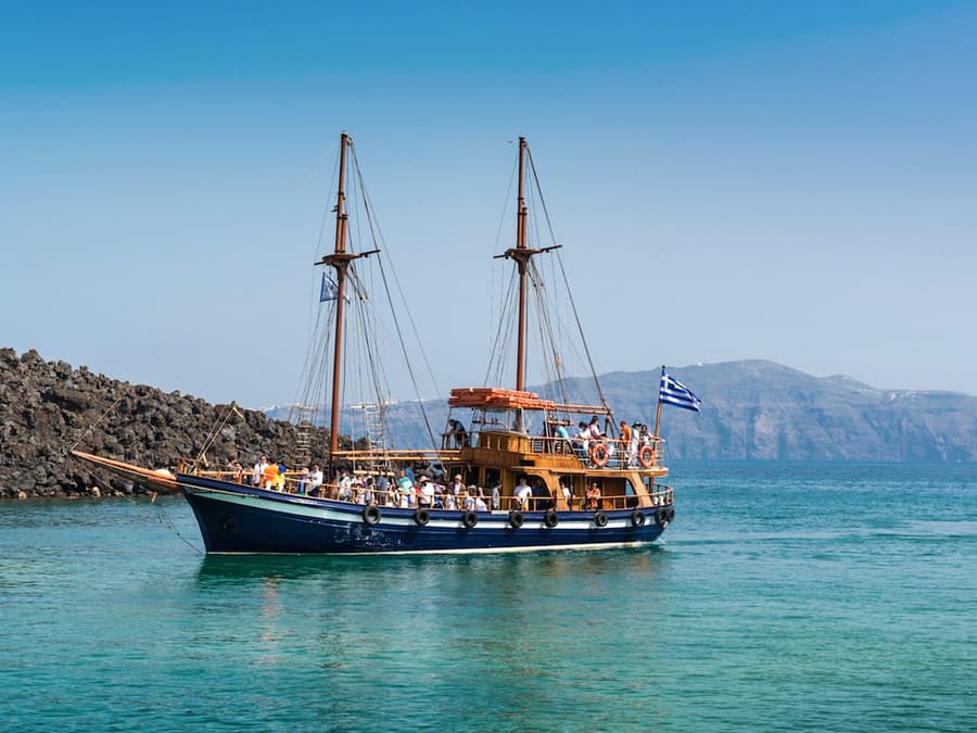 Santorini 3-Hour Cruise to Volcano and Hot Springs