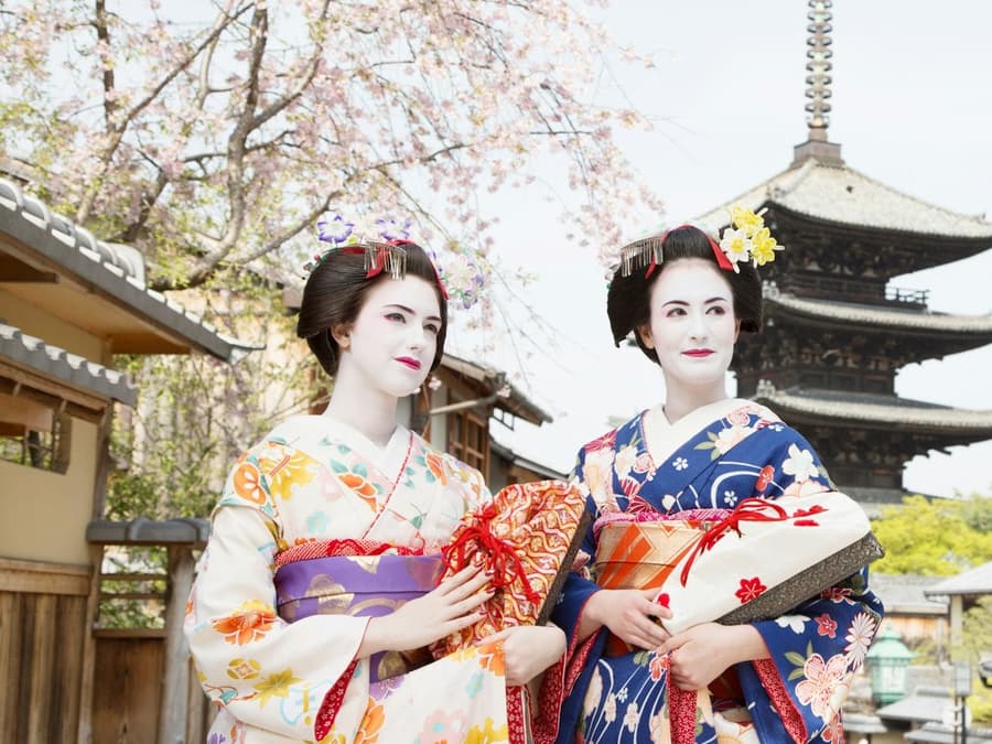 Kyoto: Maiko Makeover and Photoshoot Experience