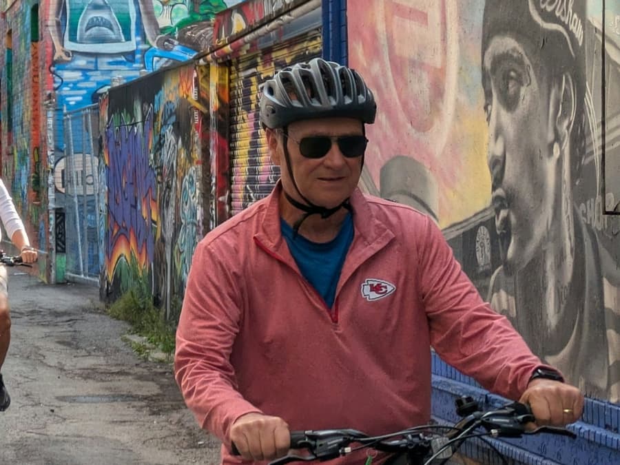 Toronto: Guided Neighbourhoods E-bike Tour