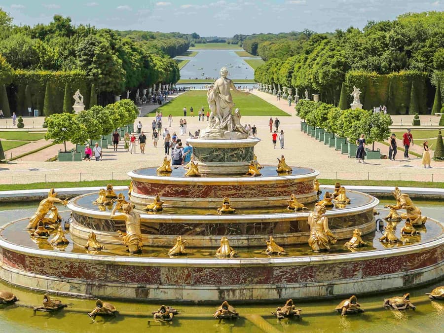 Palace of Versailles: Guided Tour + Transport