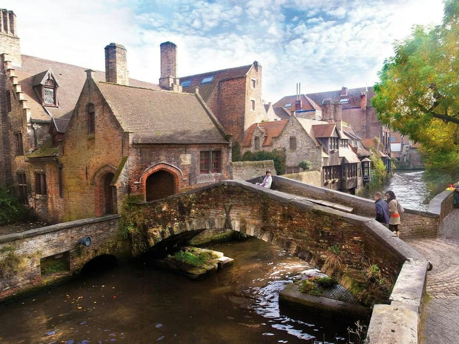 Bruges & Ghent: Guided Day Tour from Brussels + Cruise + Chocolate Visit
