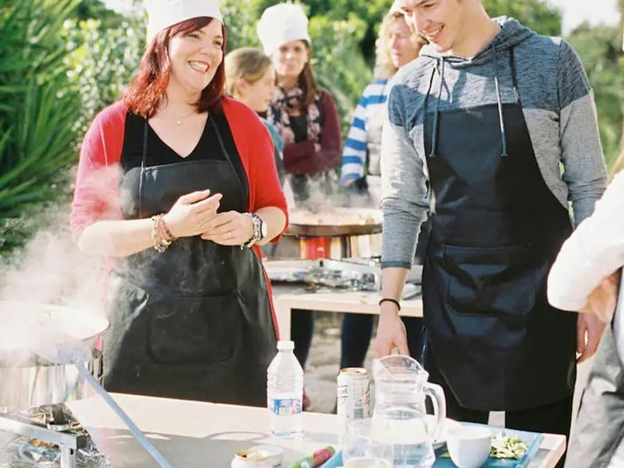 Valencia: Guided Paella Cooking Class + Drinks