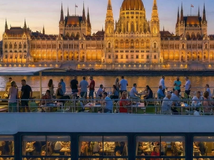 Budapest: Evening Cruise and Dinner with Champagne & Live Entertainment