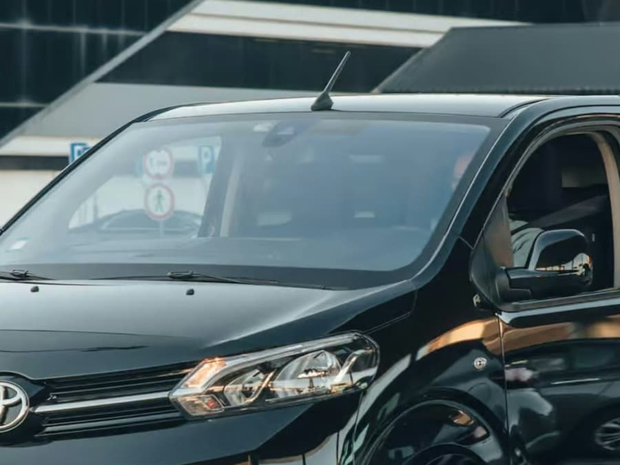Lisbon: Private Transfer To/From Airport and City Center