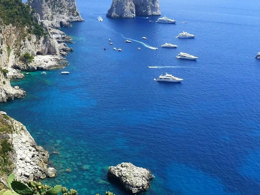 Capri: Boat Tour & Swimming Stop + Roundtrip from Naples
